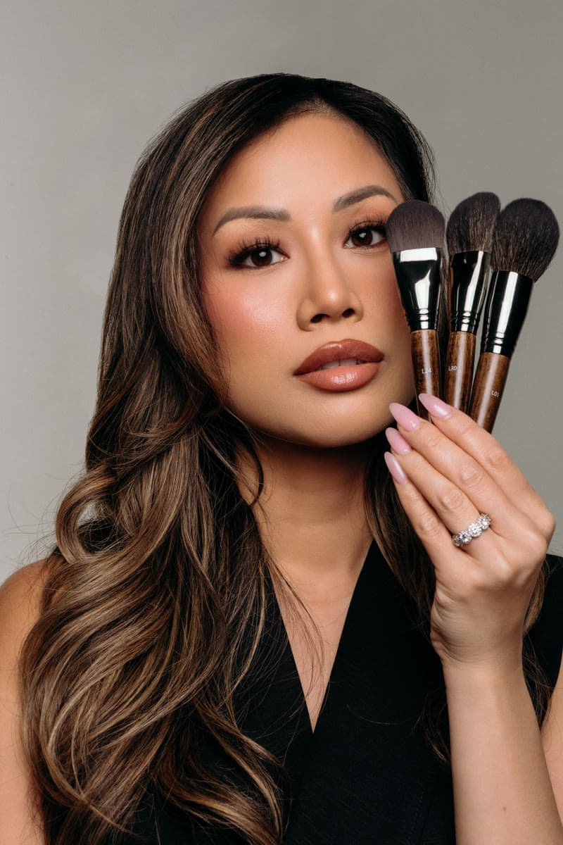 Lucille, professional makeup artist in Montréal, holding her brushes