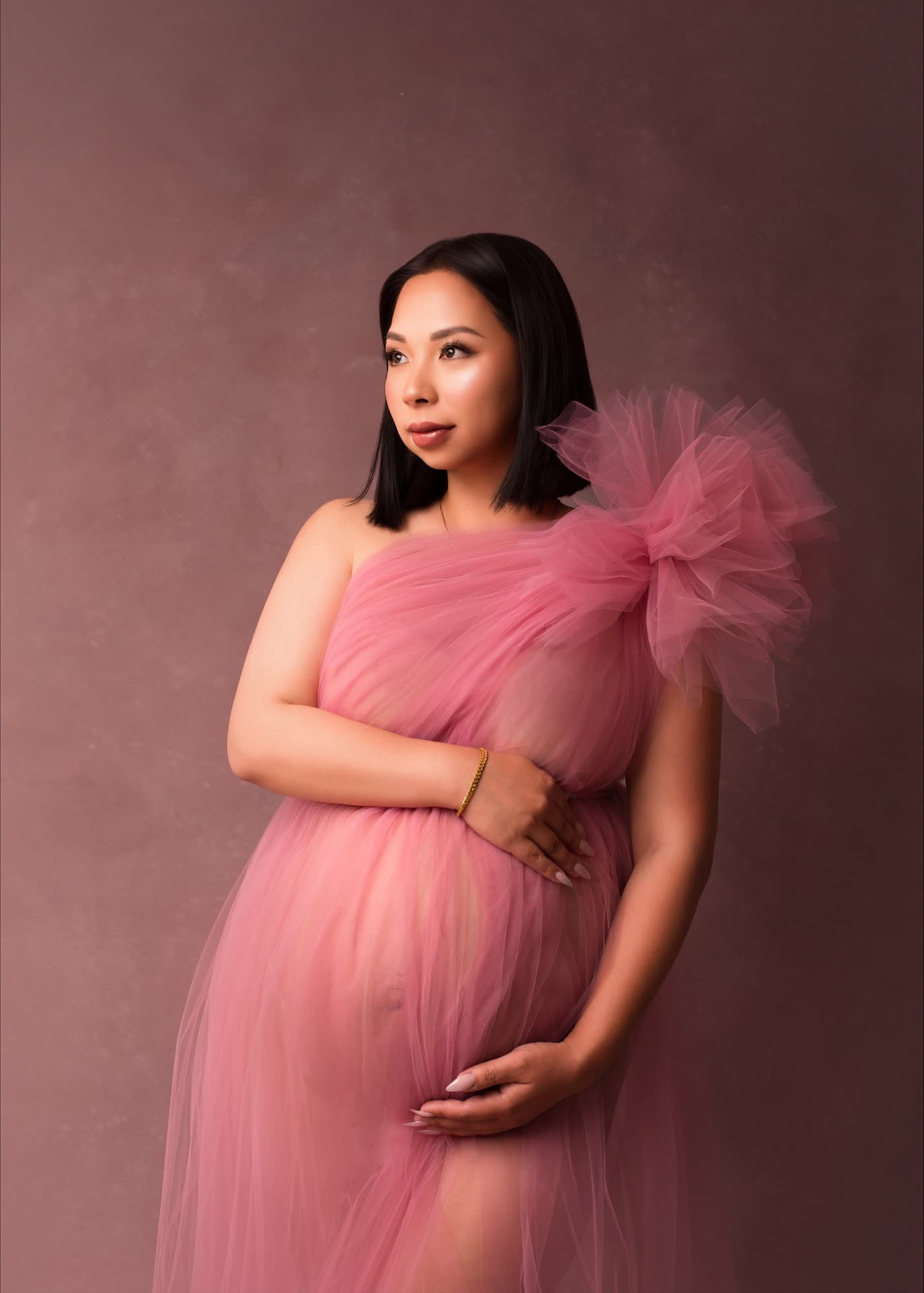 Maternity portrait: pink tulle gown, sleek bob and soft glam makeup